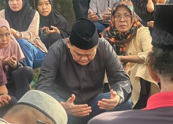 Bupati Barru Mengantarkan Jenazah Mantan Kadis Lingkungan Hidup Sampai ke Peristirahatan Terakhirnya
