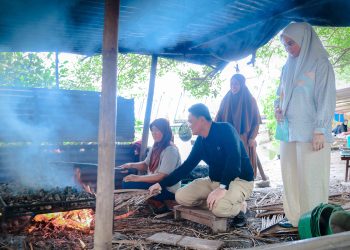 Bupati Barru, Asyik Nikmati Sajian Tiram Bakar Khas Barru Bareng Keluarga