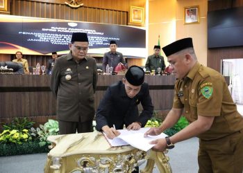 Bupati Bersama Ketua DPRD Barru Tanda Tangani Nota Kesepakatan Ranwal RPJPD Kab.Barru Tahun 2025-2045