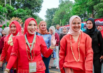 Rangkaian HKG PKK Ke 52, drg. Ulfah Nampak Anggun Mengikuti Parade Budaya Nasional