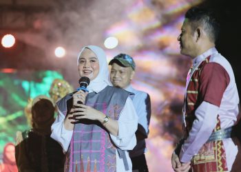 Tutup Berbaur Fest 2024, drg.Hj.Ulfah Nurul Huda S,MARS Gunakan Busana Wastra Corak Barru.