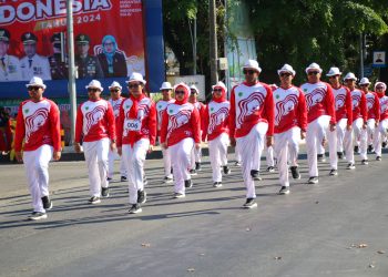 Bupati Barru Sambut Antusias Peserta Lomba Gerak Jalan di Halaman Kantor Bupati”