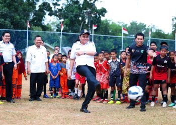 Tendangan Pertama Bupati Suardi Saleh Tandai Launching School Mini Soccer Barru