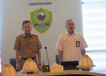 Kepala KPPN Parepare Mendampingi Kepala Kanwil DJPb Memberikan Penghargaan DAK Fisik dan Dana Desa Kepada Bupati Barru