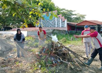 Polsek Barru Dan Pemerintah Kel.Mangempang Gelar Kerja Bakti Dalam Rangka Penilaian Adipura