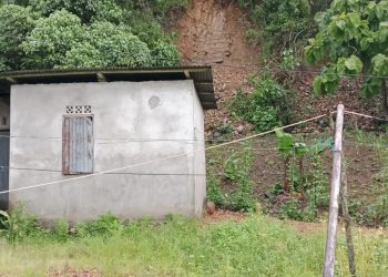 Rumah Terkena Lonsor Diduga Penyebabnya Tambang Liang Batu