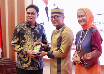 Serahkan Cinderamata, Bupati Barru Wakili Kepala Daerah se-Sulsel untuk Pj. Gubernur