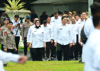A. Ina Kartika Sari dan Abustan Semangat Jalani Gladi Bersih Meski Hujan