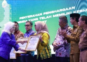 Bupati Barru Dianugerahi Penghargaan Ecological Fiscal Transfer di GLF II Sulsel