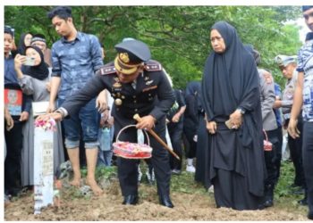Pemakaman AKP Doris Hadiana, S. Sos, MH Dipimpin Langsung oleh Kapolres Barru AKBP Dodik Susianto, S.I.K