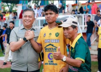 Wakil Bupati Barru menyaksikan langsung pertandingan antara Tim PSSI Kabupaten Barru melawan Kabupaten Maros