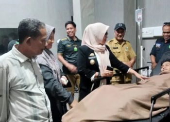 Bupati dan Wakil Bupati Barru Kunjungi Pemain PS.POP yang Cedera di RSUD La Patarai”