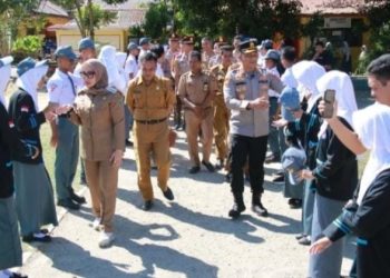 Bupati Barru dan Taruna AKPOL Beri Motivasi kepada Siswa untuk Berkontribusi kepada Negara