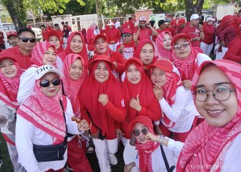 Staf Kelurahan Sumpang Binangae Semarakkan Senam Massal Merah Putih Peringati HUT RI ke-80