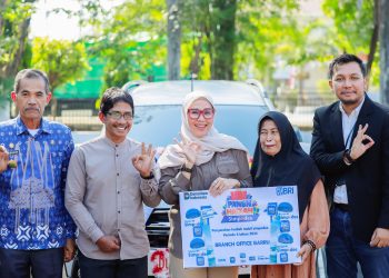 Bupati Barru dan BRI Serahkan Mobil Hadiah Simpedes kepada Halijah Warga Palakka