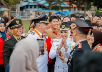 Suasana Haru Berubah Jadi Meriah, Bupati Ina Kartika ‘Panen’ Selfie dengan Warga di HUT RI
