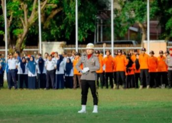 Ipda Fauzi Pimpin Penurunan Bendera HUT RI ke-80 di Barru dengan Khidmat, Diapresiasi Bupati dan Wabup