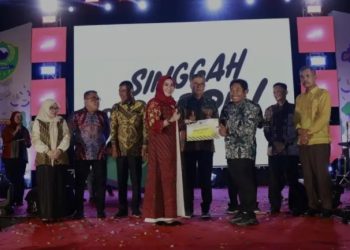 Bupati Barru Anugerahkan Gelar Non Litigation Peacemaker kepada Tujuh Kepala Desa
