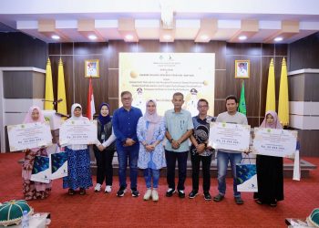 Bupati Barru Serahkan Bantuan Perbaikan 79 Rumah Warga Terdampak Bencana dan Tidak Layak Huni