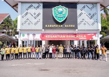 Semangat Sportivitas, Wabup Barru Abustan Lepas Tim Askab ke Piala Gubernur Sulsel 2025