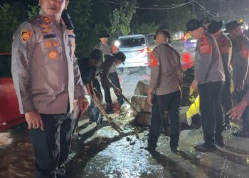 Kapolres Barru Turun Tangan, Jalur Trans Sulawesi Kembali Lancar Setelah Banjir Genangi Mallusetasi