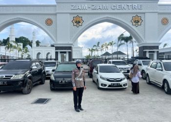 POLWAN SATLANTAS POLRES BARRU LAKSANAKAN PENGAMANAN SALAT JUMAT DI MASJID ZAM-ZAM CENTER
