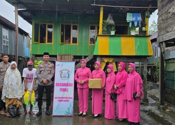 Polsek Soppeng Riaja Bersama Bhayangkari Salurkan Bantuan untuk Korban Angin Kencang di Desa Siddo