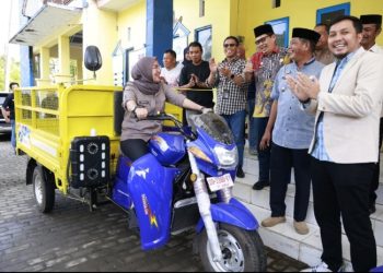 Bupati Barru Serahkan Dua Motor Pengangkut Sampah Bantuan CSR BRI untuk Perkuat Layanan Kebersihan