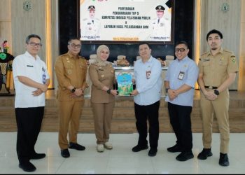 Dorong Reformasi Birokrasi, Pemkab Barru Raih Tren Positif SKM dan Beri Penghargaan Top 5 Inovasi Pelayanan Publik 2025