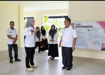 Bupati Barru Didampingi Sekda Pantau Pelaksanaan Rabu Bersih di Dinas Perikanan dan Kesbangpol