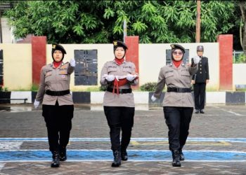 Polres Barru Gelar Upacara Peringatan Hari Ibu ke-97, Polwan Jadi Pengibar Bendera