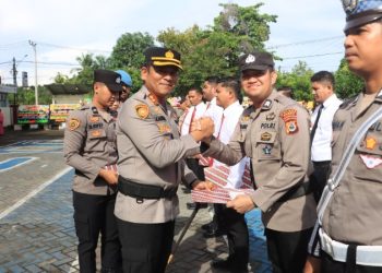 Kapolres Barru Beri Penghargaan kepada 14 Personel Berprestasi atas Dedikasi dan Loyalitas Tugas