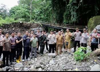 Brimob Polda Sulsel dan Polres Barru Bangun Jembatan Gantung Penghubung Dua Dusun