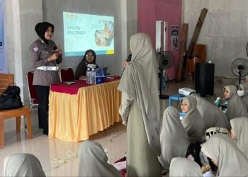Polwan Polres Barru Sosialisasikan Bahaya Bullying di SMP Putri Al Wahdah Islamiyah