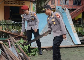 Wujud Kepedulian Polri, Personel Polres Barru Lakukan Pemulihan Pascabencana di Palanro