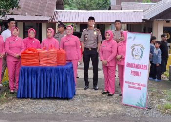 Polsek Soppeng Riaja Tebar Ramadhan Berkah, Kapolsek dan Bhayangkari Berbagi Takjil di Kiru-Kiru