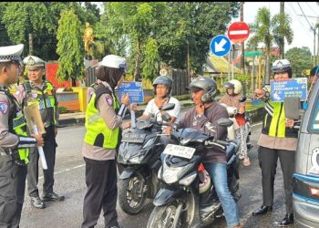 Hari Kedua Operasi Keselamatan Pallawa 2026, Polres Barru Edukasi Pengguna Jalan di Bundaran Tugu Payung