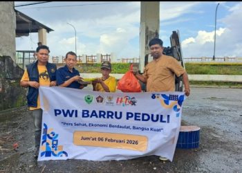 Sambut HPN dan HUT PWI ke-80, PWI Barru Salurkan Sembako untuk Warga Kurang Mampu