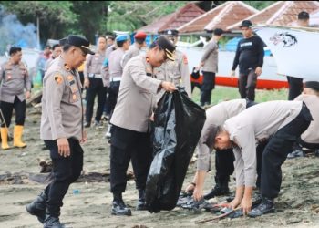 Tindak Lanjuti Arahan Presiden Prabowo, Polres Barru Bersama Polsek Bersihkan Objek Wisata