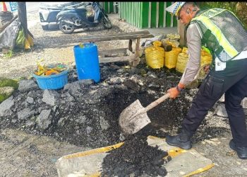 Cegah Kecelakaan, Satlantas Polres Barru Lakukan Perbaikan Jalan Berlubang di Poros Barru–Parepare
