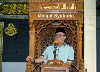 Hari Kedua Safari Ramadan, Wabup Abustan Serahkan Bantuan dan Ajak Warga Perkuat Ukhuwah di Masjid Syuhada Lalabata