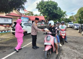 Keluarga Besar Polsek Barru dan Bhayangkari Ranting Barru Berbagi Takjil di Bulan Ramadan