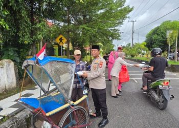 Jelang Berbuka Puasa, Polres Barru Bersama Bhayangkari Bagikan Takjil kepada Masyarakat