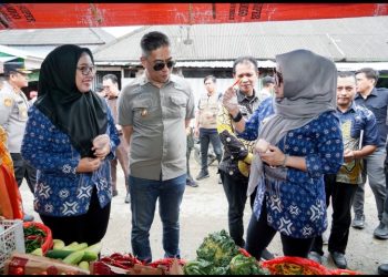 Bupati Barru Sidak Pasar Mattirowalie, Pastikan Harga dan Stok Sembako Stabil Jelang Idulfitri