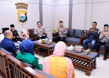 Kapolres Barru Serahkan Zakat Personel Polres Rp21,7 Juta ke BAZNAS