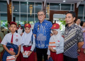 Pemkab Barru Gandeng Yayasan Ibnu Sina Peduli, Salurkan Bantuan Perlengkapan Sekolah untuk 100 Siswa SD