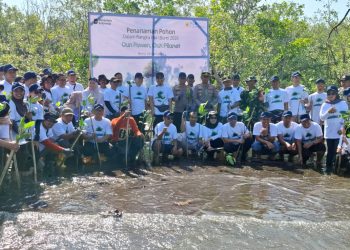 Sinergitas Polri dan Pemerintah Daerah, Penanaman Mangrove dan Bersih Pantai Warnai Peringatan Hari Bumi 2026 di Soppeng Riaja