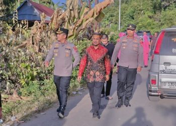 POLRES BARRU LAKSANAKAN ANJANGSANA DAN SERAHKAN BANTUAN KEPADA KORBAN KEBAKARAN DI DESA LAMPOKO
