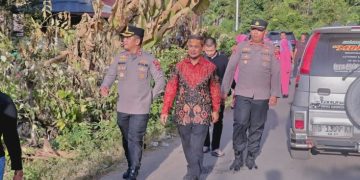 POLRES BARRU LAKSANAKAN ANJANGSANA DAN SERAHKAN BANTUAN KEPADA KORBAN KEBAKARAN DI DESA LAMPOKO