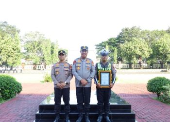 Kapolda Sulsel Pimpin Apel Gabungan dan Berikan Penghargaan kepada Personel Berprestasi*